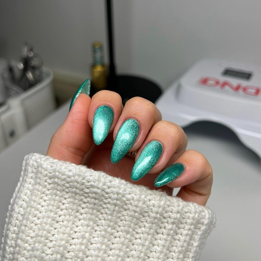 DND - Diva 9D Cat Eye - Daydream - Pucker Up #33 - Gel Polish at Beyond Polish