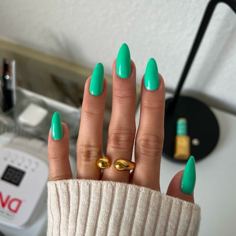 DND - Diva Duo - Hot Girl Walks - #193 - Green Gel & Lacquer