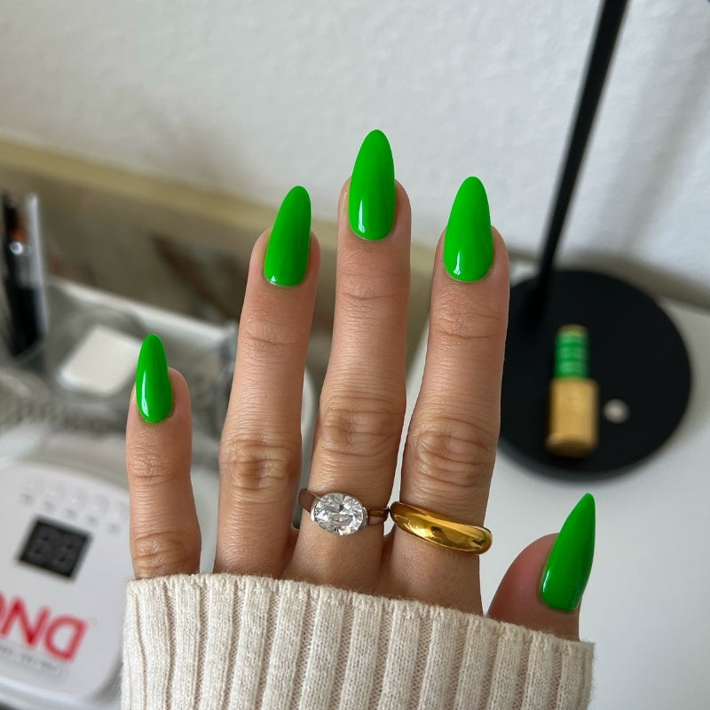 DND - Diva Duo - Lawn Green - #192 - Gel & Lacquer Polish at Beyond Polish